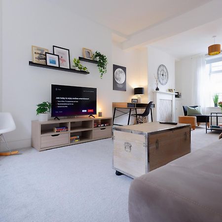 Stayright 3 Bed Home Near Hiking Trails & Parks Llwynypia Exterior foto