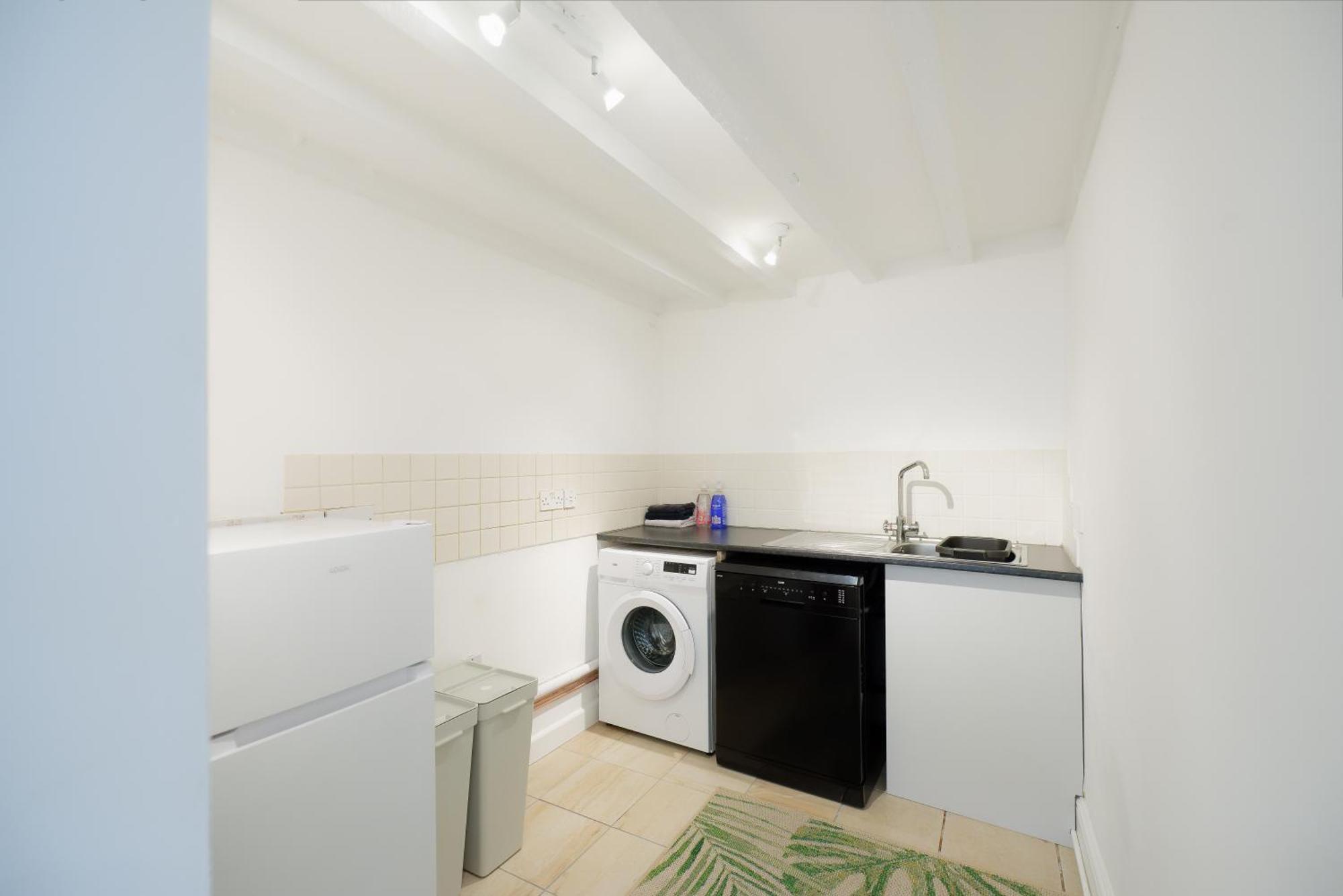 Stayright 3 Bed Home Near Hiking Trails & Parks Llwynypia Exterior foto