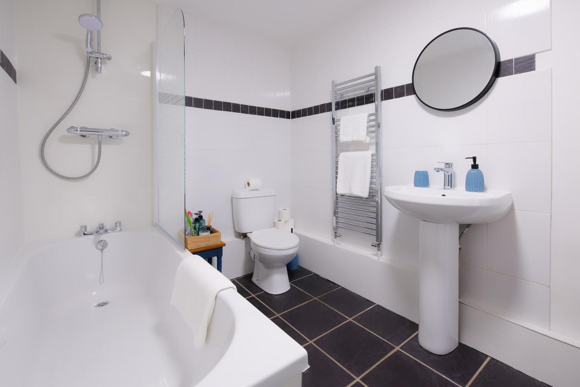 Stayright 3 Bed Home Near Hiking Trails & Parks Llwynypia Exterior foto