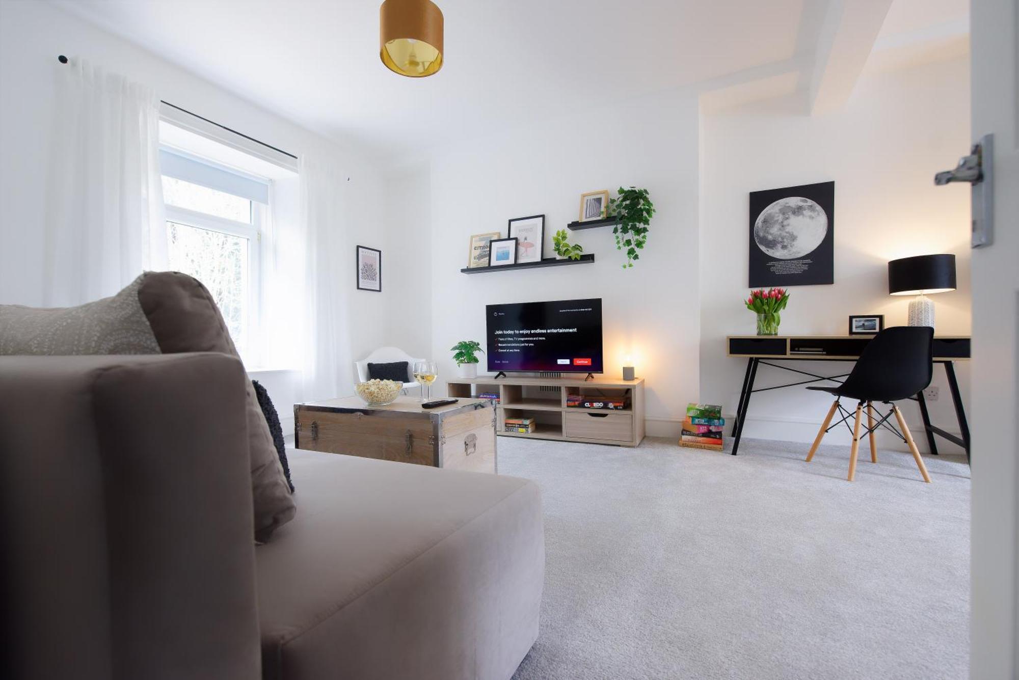 Stayright 3 Bed Home Near Hiking Trails & Parks Llwynypia Exterior foto